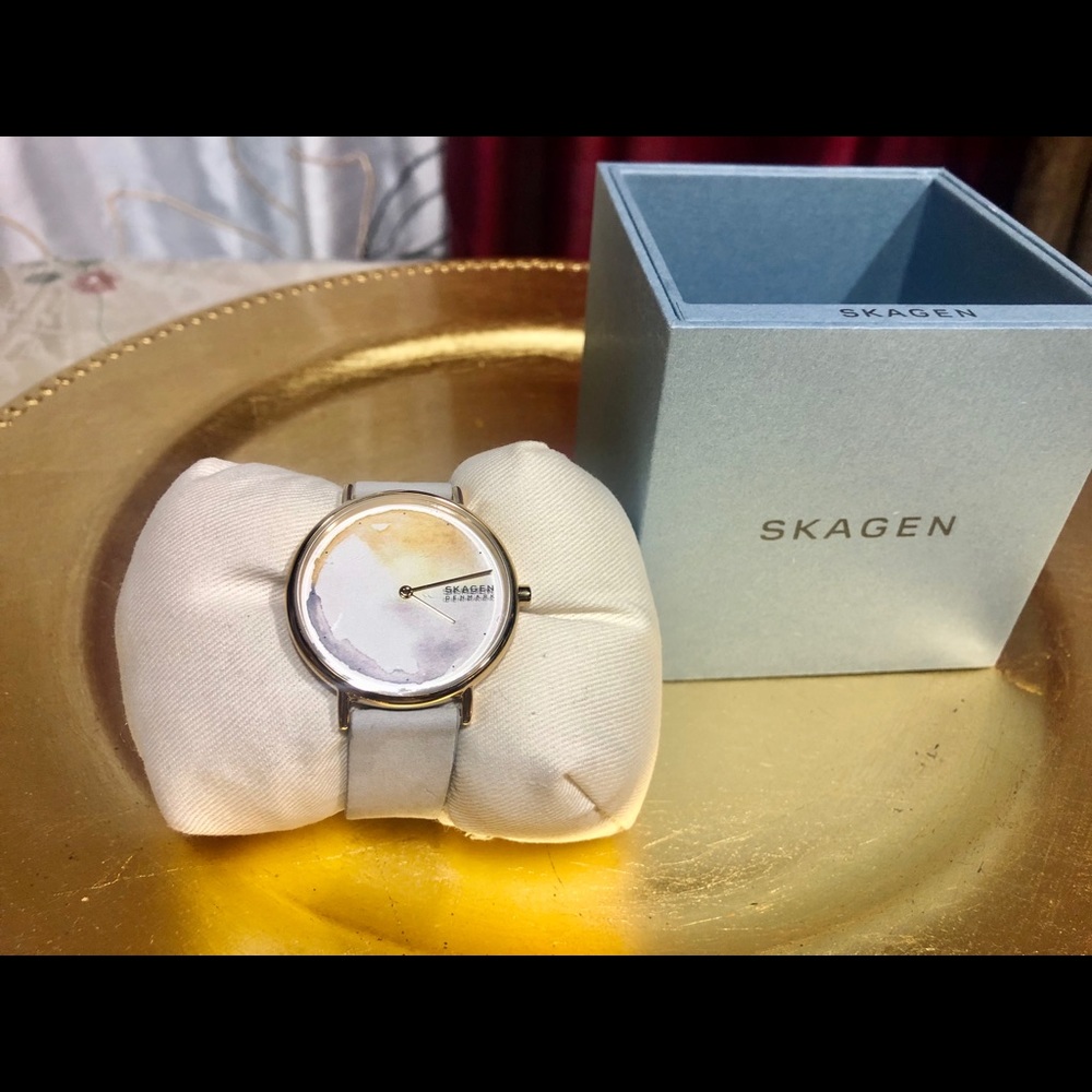 Skagen ladies watch light gray leather strap.